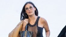 Ovako dobro može izgledati samo ona: Demi Moore oduševila je stalingom, ali i dokazala da je baš ova jakna najpoželjniji komad sezone