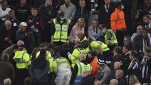 [VIDEO] Nemile scene u Engleskoj: Pozlilo je navijaču, uskomešale su se tribine, a igrač Tottenhama je potrčao u pomoć unesrećenom s defibrilatorom