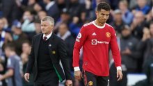 Cristiano Ronaldo pokušao je pobjeći s terena nakon sramotnog poraza od Leicestera, ali dočekalo ga je novo neugodno iznenađenje