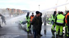 [FOTO/VIDEO] Sukobi u Trstu: Policija vodenim topovima i suzavcem udarila na protivnike covid potvrda