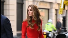 Kao da je upravo došetala s modne piste: Kate Middleton očarala u elegantnom crvenom izdanju