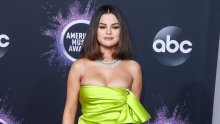 Ni ona nije odoljela najpoželjnijoj frizuri sezone: Selena Gomez skratila je duge uvojke i oduševila novim izgledom