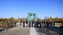 Banožić na Memorijalnom groblju u Vukovaru položio vijenac i zapalio svijeće za poginule branitelje