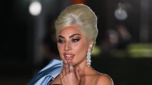 Lady Gaga krasi naslovnicu Voguea, a pozirala je i potpuno gola te pokazala brojne tetovaže na tijelu