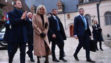 Klasik u boji devine dlake: Brigitte Macron odlično pristaje komad koji ove sezone obožavaju trendseterice