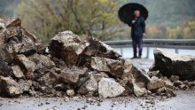 [FOTO] Zbog odrona dijela litice kod Omiša državna cesta zatvorena za promet; na teren stigli alpinisti