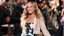 Sarah Jessica Parker na novoj naslovnici Voguea izgleda spektakularno, a svim kritičarima poručuje: 'Znam kako izgledam. Što da napravim? Prestanem starjeti?'