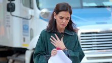 Katie Holmes osvanula u netipičnom izdanju, a njezin kaput privlači posebnu pozornost