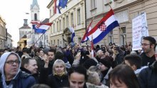 [VIDEO/FOTO] Na Markovom trgu više stotina ljudi tražilo ukidanje covid potvrda: 'Neki od nas će ovdje prenoćiti'