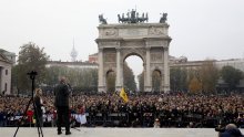 Tisuće Talijana izašli na ulice u prosvjed protiv covid potvrda, u Milanu im se obratio Kennedyjev nećak