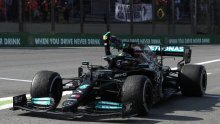 Lewis Hamilton ne može vjerovati što mu rade; brutalno su ga kažnjavali cijelog vikenda, ali on je ipak pobijedio. No, kaznama tu nije bio kraj...