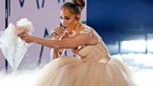 Jennifer Lopez izgledala je nevjerojatno dobro u romantičnoj vjenčanici, no Benu Afflecku ovaj put nije bilo ni traga