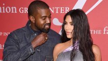 Ne odustaje tako lako: Kanye West podijelo fotografiju na kojoj se ljubi s Kim i poslao jasnu poruku