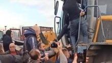 [VIDEO] Kaos u Srbiji: Zbog rudnika litija bagerom krenuli na prosvjednike, aktiviste napali i s letvama i čekićima