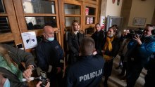 [FOTO] Kaos ispred zadarske Gradske vijećnice: Nastala vriska i galama, stigao policajac, vijećnik se bojao za svoj život...