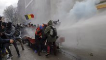 [FOTO] Prosvjednici protiv covid mjera u Bruxellesu na policiju bacali kamenje i pirotehniku ovi uzvratili suzavcem i vodenim topovima