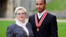 Lewis Hamilton dobio malu utjehu nakon gubitka svjetskog prvenstva; prvi je aktivni vozač Formule 1 koji je primio tu čast