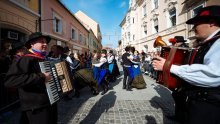 Slovenski novogodišnji apsurdi: Živa glazba dozvoljena, ples ne