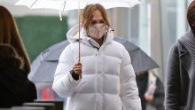 Čak i u običnoj puferici i 'ružnim' tenisicama Jennifer Lopez plijeni poglede