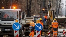 [VIDEO/FOTO] Pukla vodovodna cijev na Ribnjaku, sudarila se dva automobila - tramvaji preusmjereni