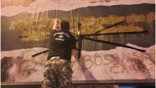 'Bosanska čast' prebojila jumbo plakat protiv novogodišnjih praznika u Zenici. Čiji je zapravo Djed Mraz?