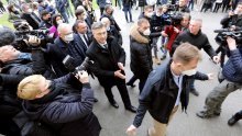 [VIDEO/FOTO] Plenković i svita izviždani na ulasku u petrinjsku crkvu, poletjela i gruda snijega. Nakon mise premijer prozvao Milanovića da 'prodaje bozu'