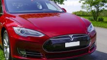 Tesla povlači gotovo pola milijuna automobila zbog sigurnosnih problema