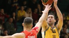 [FOTO] Crvena zvezda u dramatičnoj završnici slavila na Gripama; Nikola Kalinić nije došao u Split, ali je Dambrauskas dobio dres s brojem 7