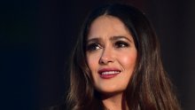 Dizajnerskim kostimom Salma Hayek još je jednom u prvi plan stavila bujne obline