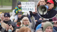 [FOTO] Stotine na prosvjedu u znak podrške Đokoviću, a otac Srđan poručio: Ovo je političko ugnjetavanje Novaka, prosvjedovat ćemo svaki dan