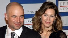 Ne viđamo ih često: Steffi Graf i Andre Agassi uživaju u zimskom odmoru, a svu pozornost ukrala je njihova 18-godišnja kćer