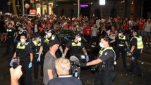 [VIDEO/FOTO] Evo kako je počeo sukob Đokovićevih fanova i policije koja je suzavcem rastjerala najagresivnije