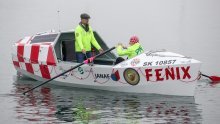 [FOTO] Porinut čamac Fenix kojim će dvojica časnika veslati preko Atlantskog oceana