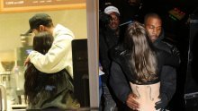 [FOTO] Nakon špekulacija o mogućoj pomirbi: Bivši supružnici Kim Kardashian i Kanye West uhvaćeni kako se grle se s novim partnerima