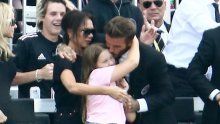 David Beckham ne odustaje od poljubaca, pratitelji mu poručili: 'Ovo baš loše izgleda, vrijeme je da je tata prestane ljubiti u usta'