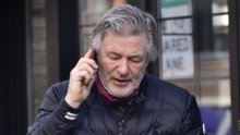 Hoće li pronaći ikakve dokaze? Gotovo mjesec dana čekala je policija da im Alec Baldwin preda svoj mobitel