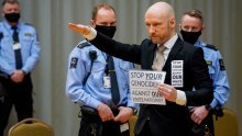 Breivik 10 godina nakon masakra traži uvjetno puštanje na slobodu, u sudnicu ušao noseći rasističku poruku i uz nacistički pozdrav