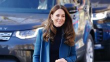 Već viđen kaput i naušnice od 60-ak kuna: Kate Middleton ponovno osvojila simpatije zbog svoje modne skromnosti