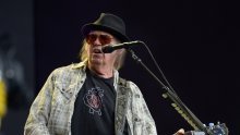 Neil Young povlači glazbu sa Spotifyja zbog dezinformacija o covidu koje se šire u podcastu Joea Rogana: 'Laži se prodaju za novac'