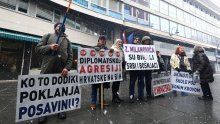 [VIDEO/FOTO] U Sarajevu prosvjed ispred hrvatskog veleposlanstva, prosvjednici donijeli i poklone za Zorana Milanovića