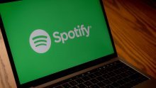 Nakon vala kritika, Spotify uvodi upozorenja uz dezinformacije o covidu-19