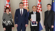 [FOTO] Milanović odlikovao pilota Borovića za prvi prelet MIG-om na hrvatsku stranu: Ovim se pokušava nadoknaditi ono što sam trebao primiti prije 27 godina