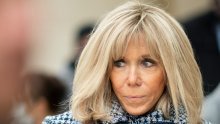 Upečatljiv kaput klasičnog kroja kao stvoren je za prvu damu Brigitte Macron