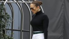 Omiljene naušnice Jennifer Lopez svaki outfit čine puno skupljim nego što jest