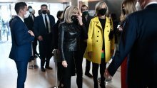 Mladenački look: Brigitte Macron umjesto svojih elegantnih kaputa odabrala je kožnu jaknu i nije pogriješila