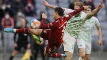 Bayern je na poluvremenu gubio od zadnje momčadi lige, ali onda su gosti zabili autogol; u okršaju Borussija bolja ona iz Dortmunda