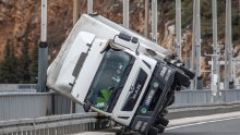 [VIDEO/FOTO] Bura prevrnula kamion na mostu u Dubrovniku