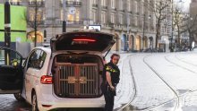 [FOTO] Talac na sigurnom, napadač uhićen: Nakon šest sati okončan napad na Appleovu trgovinu u Amsterdamu