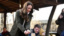 Spretna vojvotkinja: Kate Middleton pokazala da zna cijepati drva