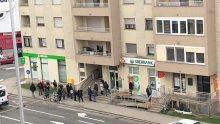 [FOTO/VIDEO] Zagrepčani navalili na Sberbank, u strahu za svoj novac stvorili redove